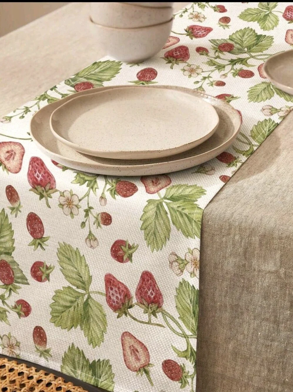 Strawberry 🍓 5 Pc Set: 4 Placemats/ 1 Table Runner NEW